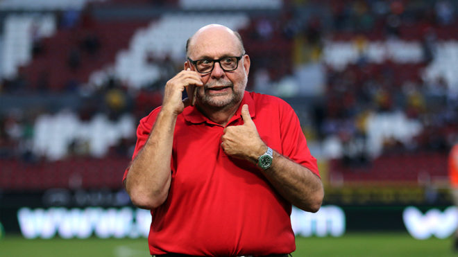 Gustavo Guzmán Sepúlveda hablando por teléfono camiseta roja Atlas